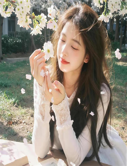 探索双重躯体的奥秘：隐藏细节与深层意义